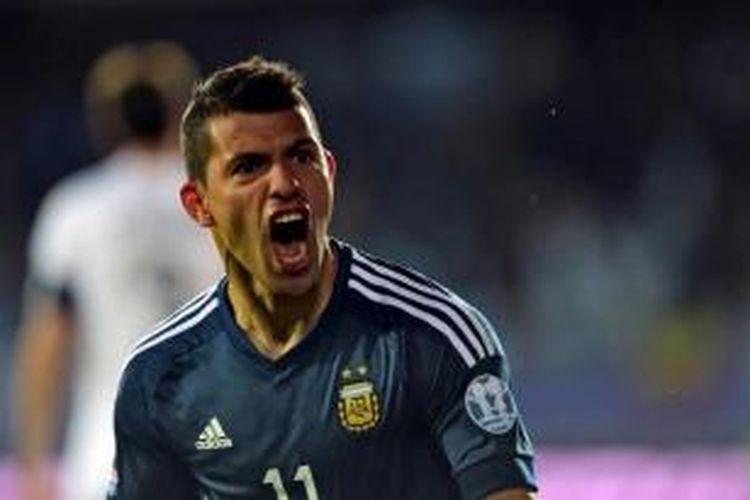 Penyerang Argentina Sergio Aguero merayakan kemenangan setelah mencetak gol ke gawang Uruguay dalam laga Copa America di La Serena, Chile, 16 Juni 2015.