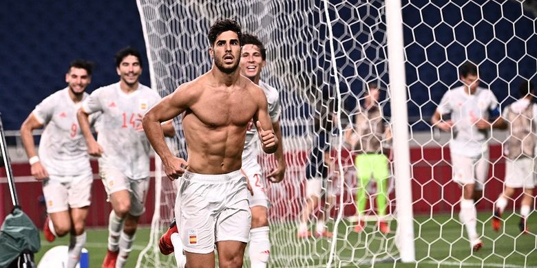 Gelandang Spanyol Marco Asensio berlari untuk berselebrasi setelah mencetak gol pada laga sepak bola semifinal Olimpiade Tokyo 2020 antara Jepang vs Spanyol di Stadion Saitama di Saitama pada 3 Agustus 2021.