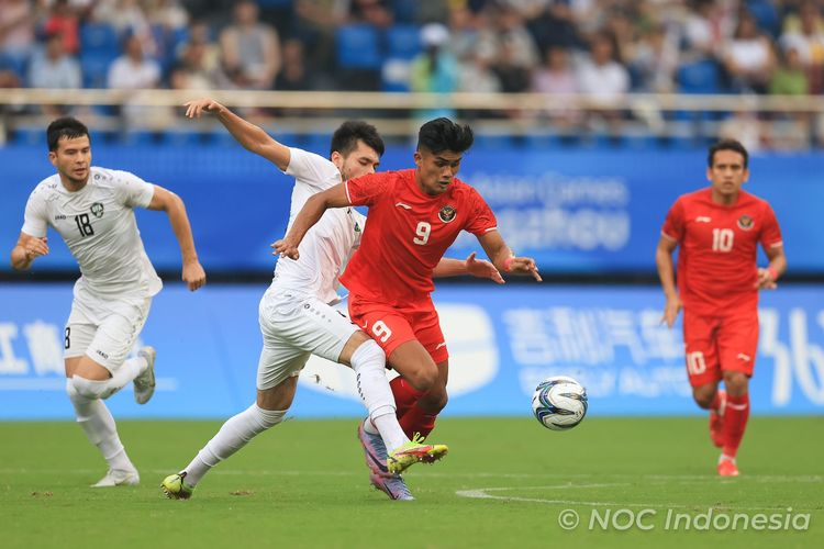 Aksi penyerang timnas U24 Indonesia, Ramadhan Sananta (nomor 9), dalam laga babak 16 besar Asian Games 2022 melawan Uzbekistan yang digelar di Shangcheng Sports Centre Stadium, Hangzhou, China, pada Kamis (28/9/2023) sore WIB.