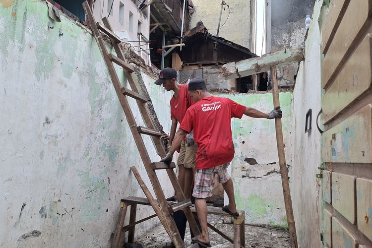 Enggan Terus di Pengungsian, Korban Kebakaran Tambora Jakbar Pilih Kembali ke Rumah yang Hangus