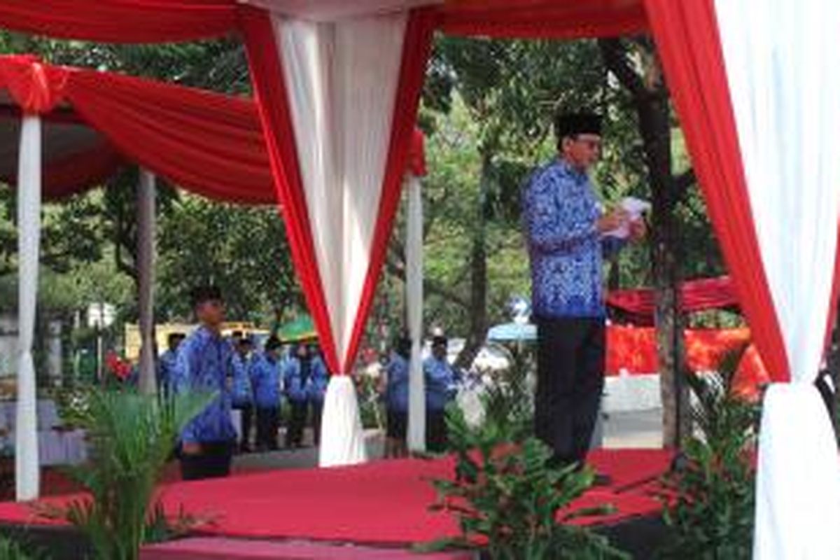 Plt Gubernur DKI Jakarta Basuki Tjahaja Purnama saat menjadi Inspektur Upacara (Irup) Apel Hari Sumpah Pemuda, di Monas, Jakarta, Selasa (28/10/2014).