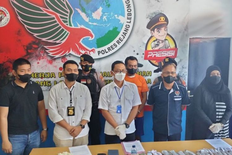 Tersangka AY (baju oranye) mantan anggota Polri yang ditangkap Polres Rejang Lebong terkait kasus pelanggaran UU ITE dan kepemilikan narkotika jenis ganja. 