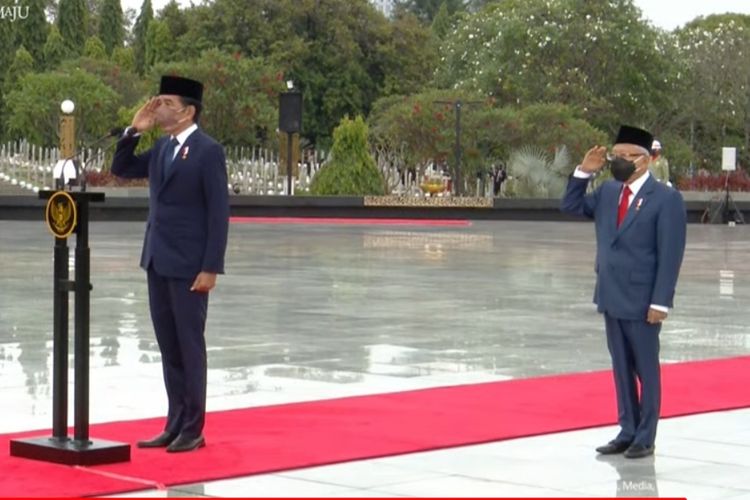 Presiden Joko Widodo dan Wakil Presiden Ma'ruf Amin saat mengikuti upacara Peringatan Hari Pahlawan 2021 di TMP Kalibata, Jakarta Selatan, Rabu (10/11/2021).
