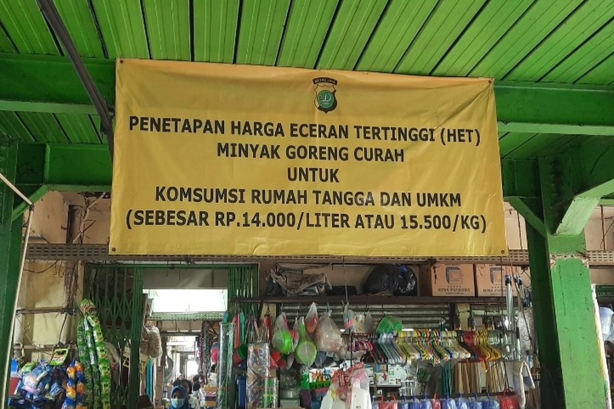 Spanduk minyak goreng bersubsidi baru saja dipasang di lorong Pasar Kramatjati, Jakarta Timur, Jumat (27/5/2022) pagi.