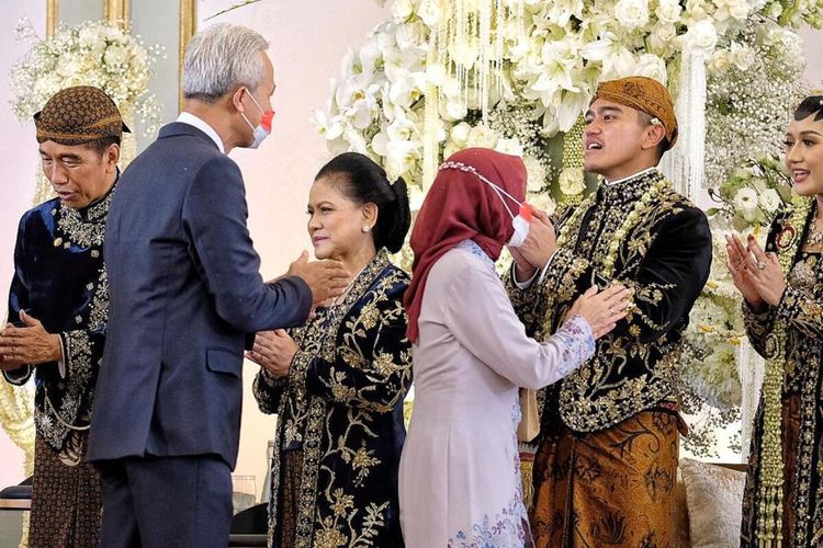 Gubernur Jateng Ganjar Pranowo menghadiri pernikahan Kaesang-Erina di Solo, Minggu (11/12/2022).