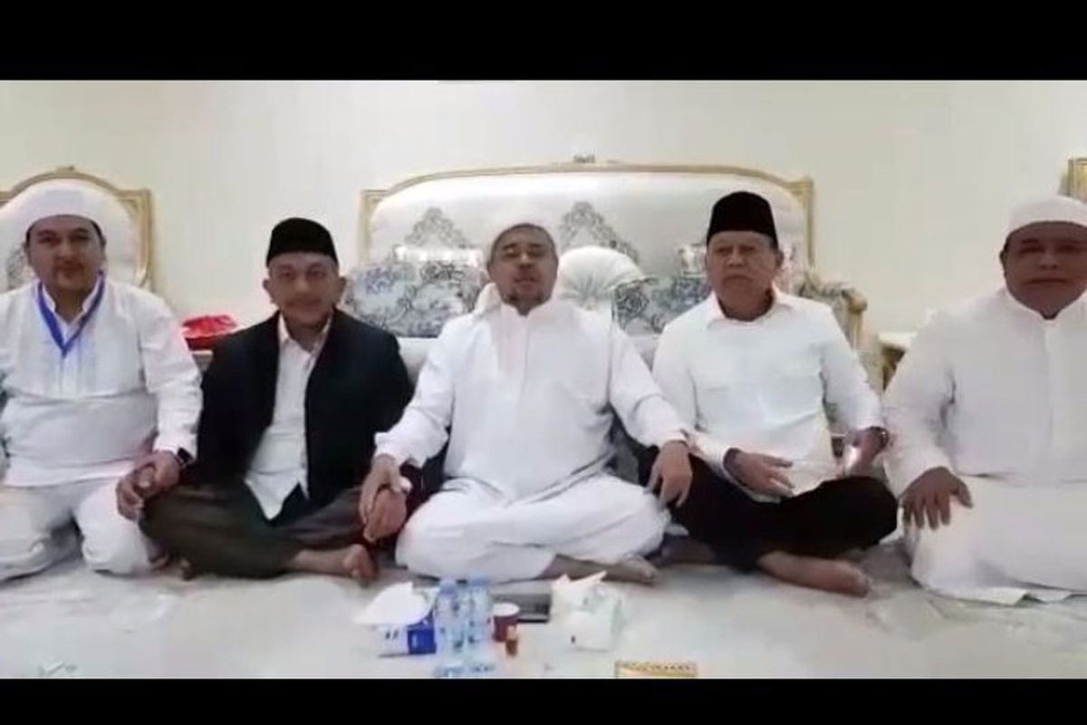 Imam Besar FPI Rizieq Shihab (tengah) diapit Sudrajat (dua dari kanan) dan Ahma Syaikhu (dua dari kiri) saat berada di Mekah.