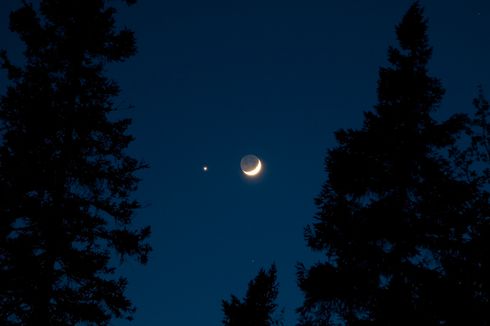 Cara Menyaksikan Konjungsi Bulan dan Jupiter Hiasi Langit Malam Ini