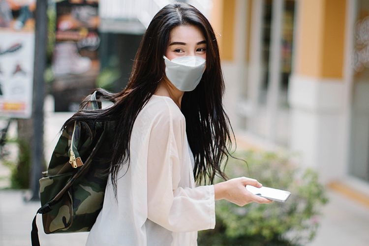 Menggunakan masker merupakan salah satu protokol kesehatan yang dapat melindungi diri dari penularan Covid-19 dan polusi udara.