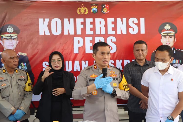 Kapolres Nganjuk, AKBP Muhammad, saat memberikan keterangan ke wartawan di Nganjuk, Sabtu (30/3/2024). 