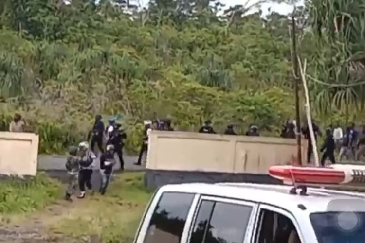 Aparat gabungan TNI dan Polri menghalau warga yang hendak menyerang desa Ohoiren Kecamatan Kei Kecil Barat, Kabupaten Maluku Tenggara, Senin (25/7/2022)