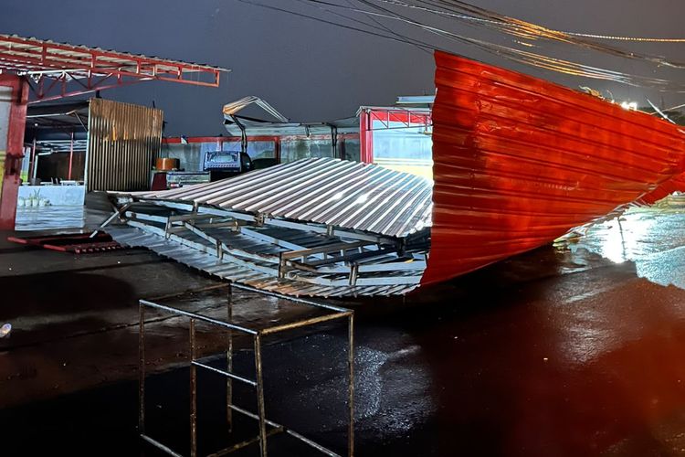 Mamuju Diterjang Cuaca Ekstrem Jelang Subuh, Akses Utama Kantor Gubernur Sulbar Lumpuh Tertutup Pohon Tumbang