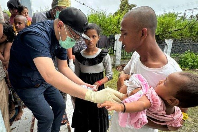 Dokter spesialis anak asal Solo, Ardi Santoso, memberikan pengobatan gratis untuk pengungsi Rohingya di Aceh, 25-26 Desember 2023. Pengobatan itu dilakukan Ardi atas dasar panggilan kemanusiaan dengan merogoh kocek pribadi. 
