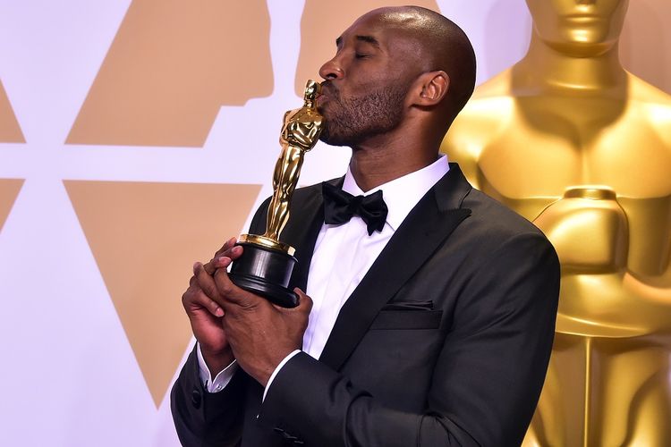 Bintang bola basket Kobe Bryant berpose dengan Piala Oscar untuk Best Animated Short Film bertajuk Dear Basketball pada Academy Awards ke-90 yang digelar di Dolby Theatre, Hollywood, California, Minggu (4/3/2018).