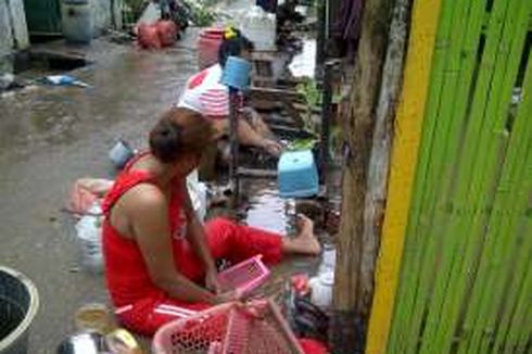 Banjir Bima, Warga Terpaksa Mandi dan Mencuci dengan Air Selokan