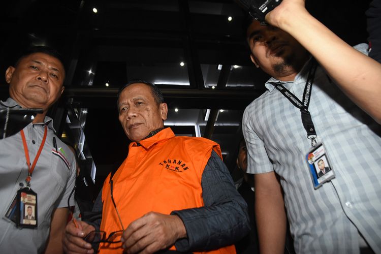 Anggota Komisi IX DPR Fraksi Partai Demokrat, Amin Santono, mengenakan rompi tahanan KPK usai menjalani pemeriksaan pasca-operasi tangkap tangan di Gedung KPK, Jakarta, Minggu (6/5/2018) dini hari. KPK menetapkan Amin Santono bersama tiga orang lainnya sebagai tersangka kasus dugaan korupsi berupa penerimaan hadiah atau janji mengenai usulan dana perimbangan keuangan daerah pada RAPBN Perubahan 2018.