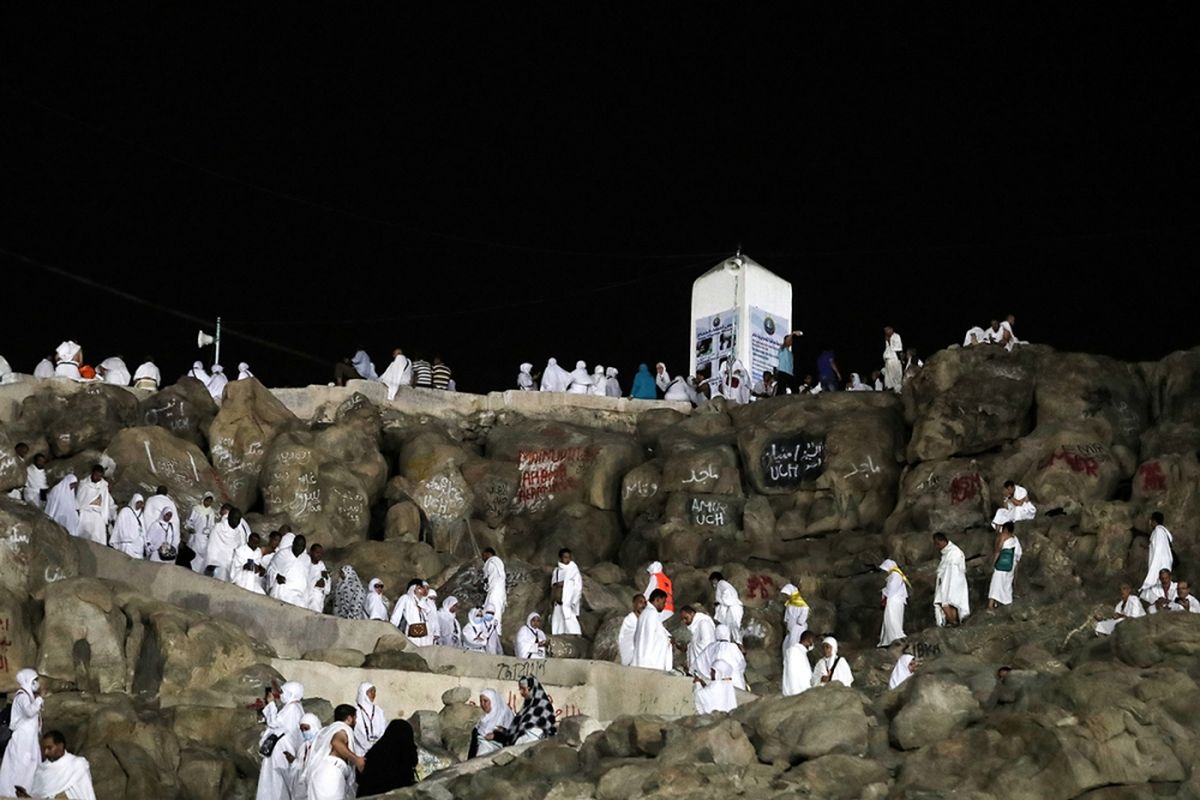 Para jemaah haji berjalan dan berdoa di Gunung Arafah, yang juga dikenal sebagai Jabal Rahmah, sebelah tenggara kota suci Mekah, Arab Saudi, menjelang puncak ibadah haji, Rabu (30/8/2017). Tercatat sekitar 2,1 juta umat Muslim dari berbagai belahan dunia berkumpul untuk melaksanakan ibadah haji tahun ini.