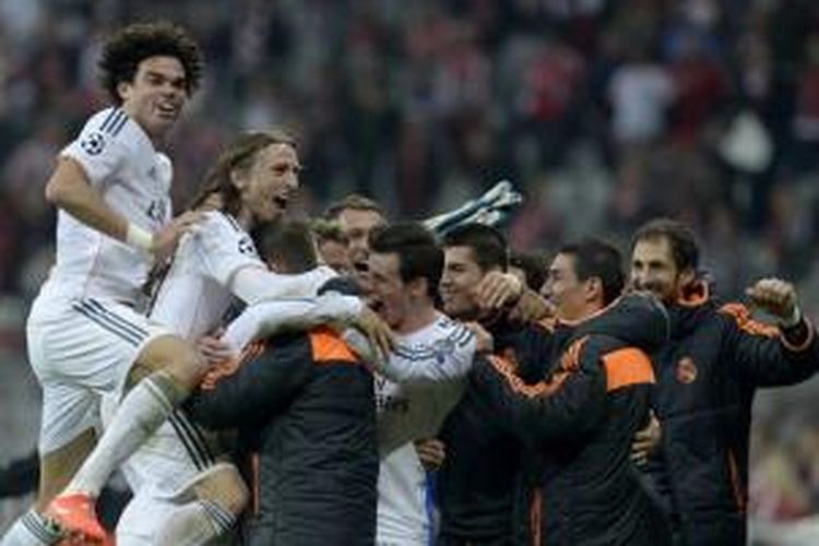 Pemain Real Madrid berselebrasi setelah memenangkan leg kedua babak semifinal Liga Champions melawan Bayern Muenchen, di Allianz Arena, Selasa, 29 April 2014. Madrid melaju ke final Liga Champions, setelah menang 4-0 (agregat 5-0) atas Bayern Muenchen.