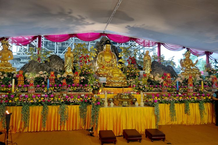 Api Suci Tiba di Candi Mendut Awali Rangkaian Waisak 2026, Ini Makna Lilin Pancawarna