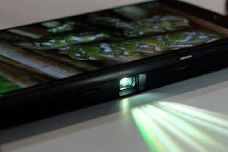 Moto Z juga bisa dipasangkan dengan proyektor