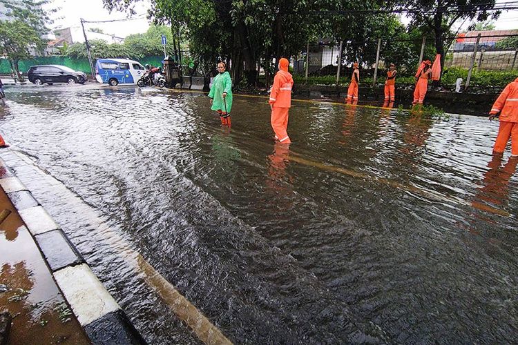Banjir merendam Jalan Bungur Besar, Senen, Jakarta Pusat, pada Jumat (24/2/2023). (KOMPAS.com/XENA OLIVIA)