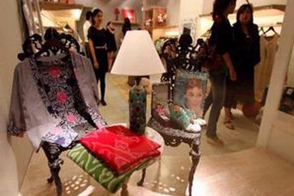 Pengunjung berada di gerai Geulis yang memiliki konsep tradisional kontemporer saat peluncuran Level One di Grand Indonesia Shopping Town, Jakarta, Rabu (2/6/2010). 