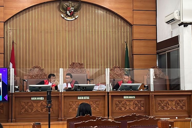 Pacar Shane Lukas (19), Melianti Agustina (18) saat bersaksi di persidangan kasus penganiayaan D (17) di Pengadilan Negeri Jakarta Selatan, Kamis (3/8/2023).