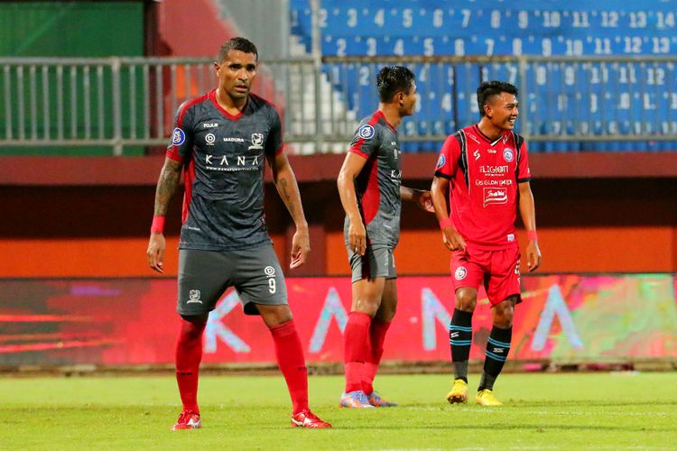 Pemain Madura United Beto Goncalves saat pertandingan pekan ke-33 Liga 1 2022-2023 melawan Arema FC yang berakhir dengan skor 1-1 di Stadion Gelora Ratu Pamelingan Pamekasan, Jumat (8/4/2023) malam