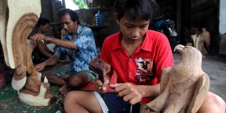 Mengurangi atau menambah bahan dalam membuat patung sehingga menjadi bentuk yang diinginkan mengguna