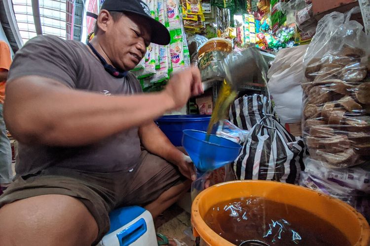 Minyak goreng curah di Pasar Manis Purwokerto, Kabupaten Banyumas, Jawa Tengah, Jumat (25/3/2022).