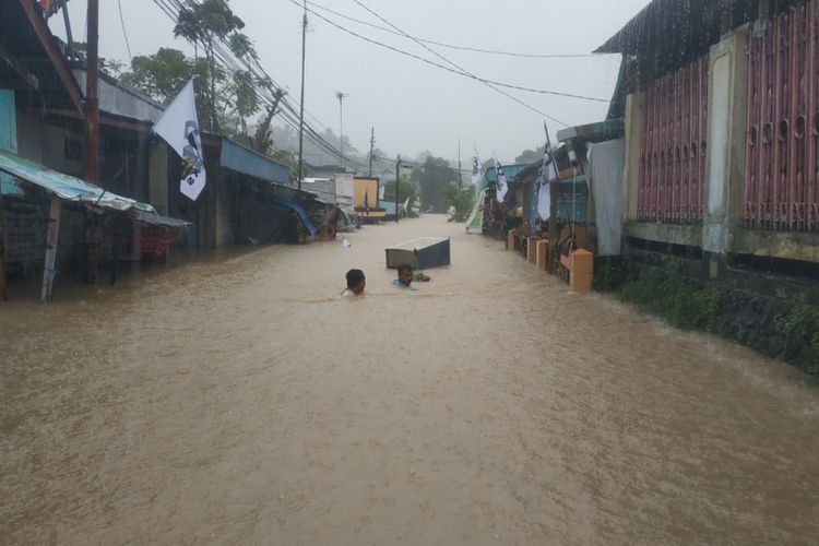 Banjir menerjang Kelurahan Mahawu, Kecamatan Tuminting, Jumat (01/02/2019).