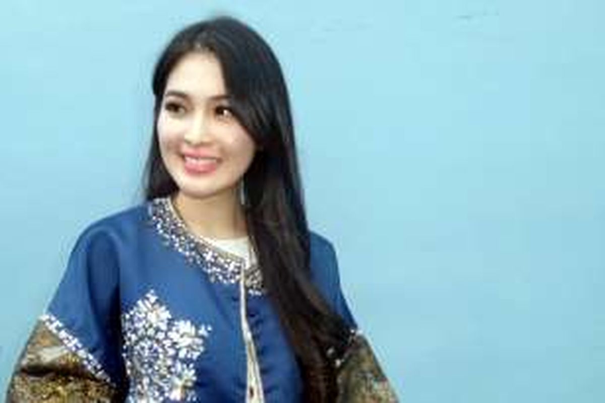 Sandra Dewi usai menjadi bintang tamu di program bincang-bincang di studio Trans TV, Jakara Selatan, Senin (19/12/2016).
