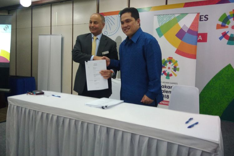 Direktur Jenderal Olimpic Council Of Asia(OCA) Husain Al Musallam dan Ketua INASGOC Eric Thohir, menandatangani kontrak kerja sama dengan Tisso menjadi sponsor resmi Asian Games 2018, di Senayan Jakarta, Selasa(14/11/2017).