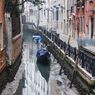 Penampakan Dasar Kanal Venesia yang Surut, Cuaca Ekstrem Terjang Italia