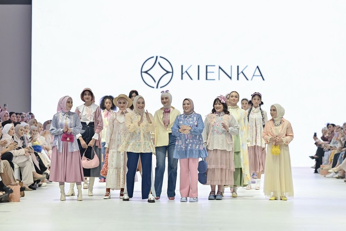 Koleksi ?Runway to Reality? di ajang Jakarta Fashion Week (JFW) 2024 di City Hall, Pondok Indah Mall, Jakarta, Rabu (25/10/2023)