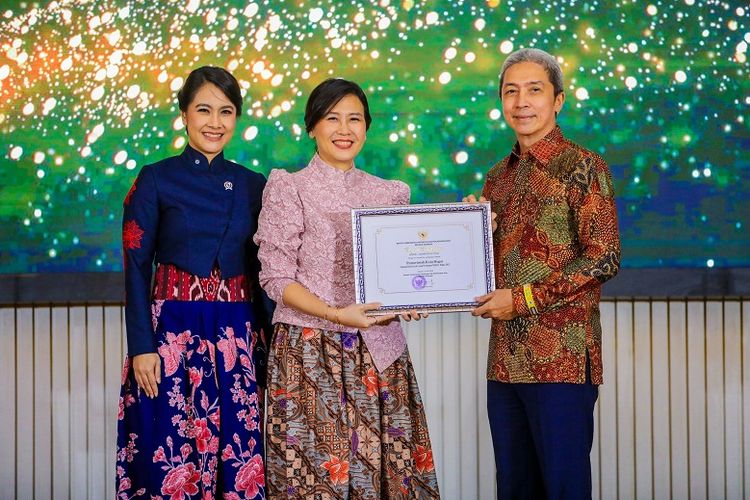 Wali Kota Bogor Dedie A Rachim menerima penghargaan dalam ajang Kota Layak Anak (KLA) 2025 di Ballroom HM Rasjidi, Kementerian Agama Republik Indonesia, Jalan MH Thamrin, Jakarta Pusat, Jumat (8/8/2025). 