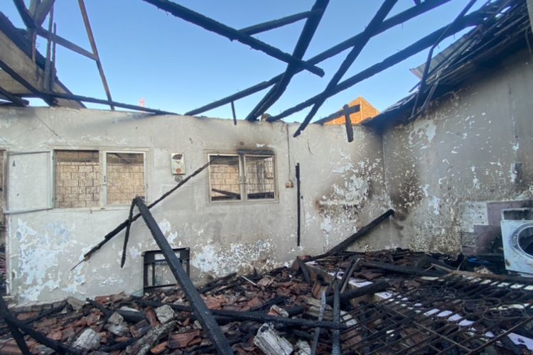 Rumah di Surabaya terbakar hingga seorang penghuni meninggal, Senin (12/8/2024).