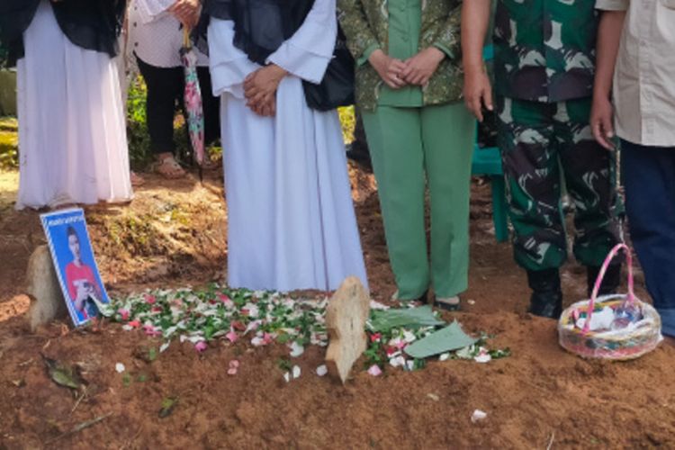 KSAD Jenderal Dudung Abdurachman berziarah ke Makam Handi Saputra didampingi orangtua korban, Senin (27/12/2021).