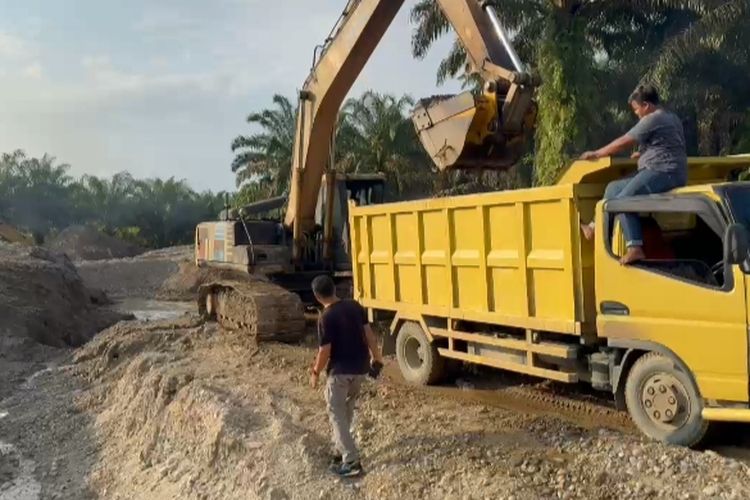 Lokasi tambang ilegal milik seorang PNS yang ditangkap polisi, di Desa Bangun Purba Timur Jaya, Kecamatan Bangun Purba, Kabupaten Rokan Hulu, Riau, Rabu (24/1/2024).