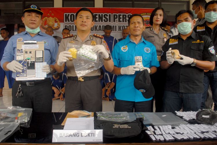 Kepala Polres Sukabumi Kota, AKBP Susatyo Purnomo Condro (kiri kedua) memperlihatkan barang bukti jenis narkoba saat jumpa pers di Sukabumi, Jawa Barat, Kamis (30/8/2018). 
