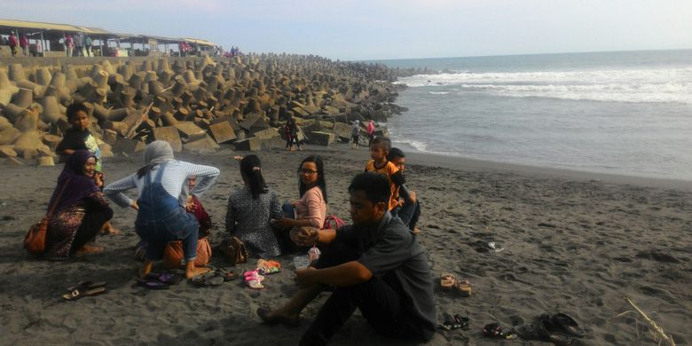 Dua cara menikmati Pantai Glagah di Kulon Progo, yakni dari jalur pemecah ombak atau bermain di pasir pantai yang hitam berkilat.