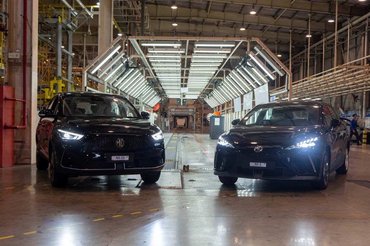 MG4 EV dan MG ZS EV dirakit secara lokal oleh MG Motor Indonesia di pabriknya yang terletak di Cikarang, Jawa Barat