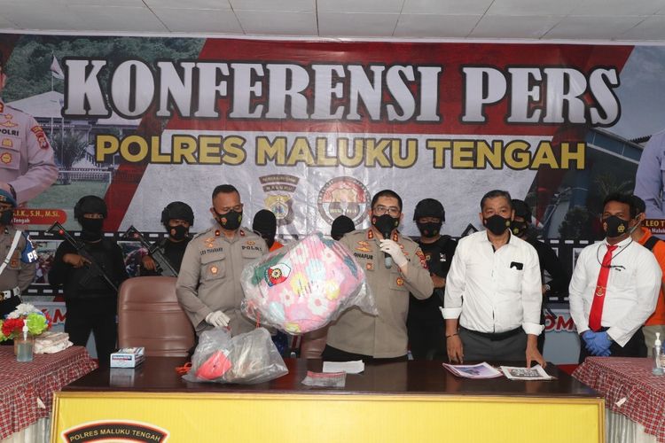 Kapolres Maluku Tengah AKBP Abdul Gafur memberikan keterangan kepada waratwan terkait kasus pembunuhan siswi SMK di Kota masohi, Kabupaten Maluku Tengah, Senin (14/3/2022)