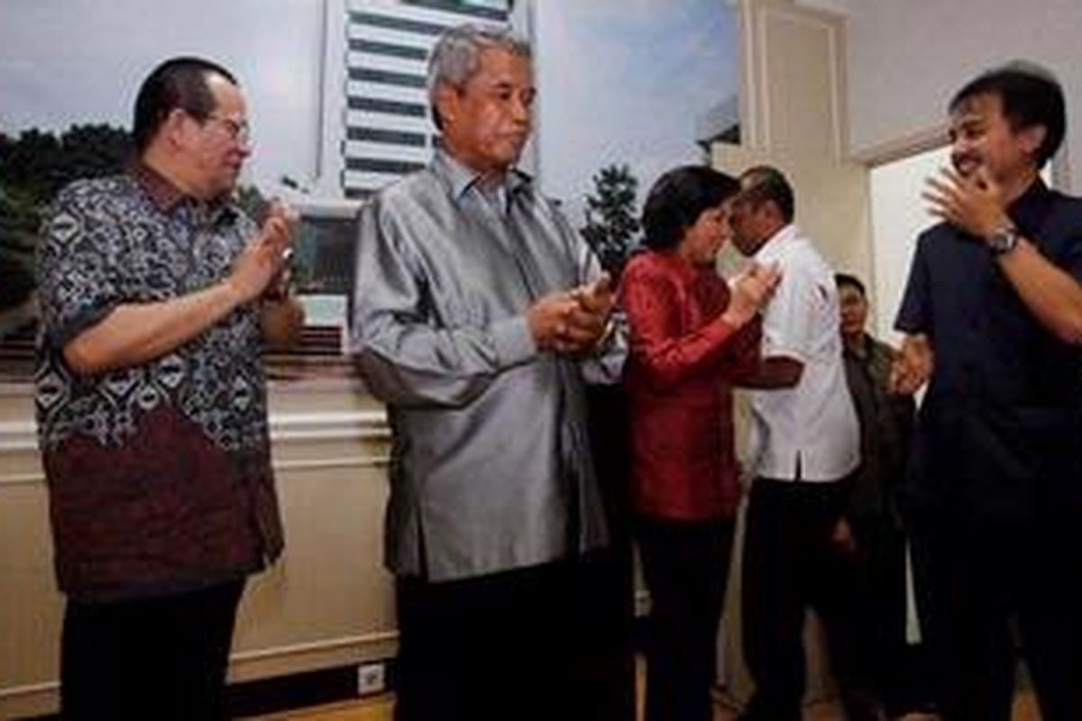 Kiri ke kanan; perwakilan KPSI, La Nyalla Mattalitti; Ketua Umum PSSI Djohar Arifin Husin;  Ketua Komite Olimpiade Indonesia Rita Subowo, dan Menpora Roy Suryo tampak gembira seusai menyampaikan hasil rapat perundingan antara PSSI dan KPSI, di kantor Menpora, Jakarta, Senin (18/2/2013). Kedua organisasi tersebut sepakat mengakhiri konflik dan akan melaksanakan kongres PSSI pada 17 maret 2013 di Jakarta.  