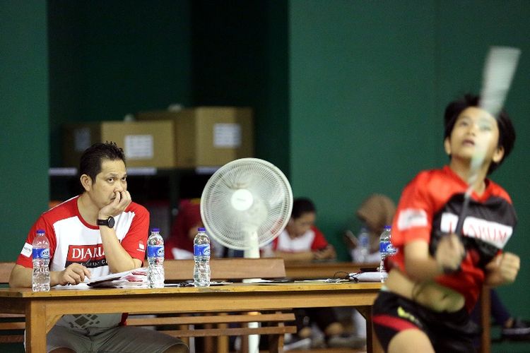 Mantan pemain nasional, Hariyanto Arbi, mengawasi peserta Audisi Umum Djarum Beasiswa Bulutangkis 2017,