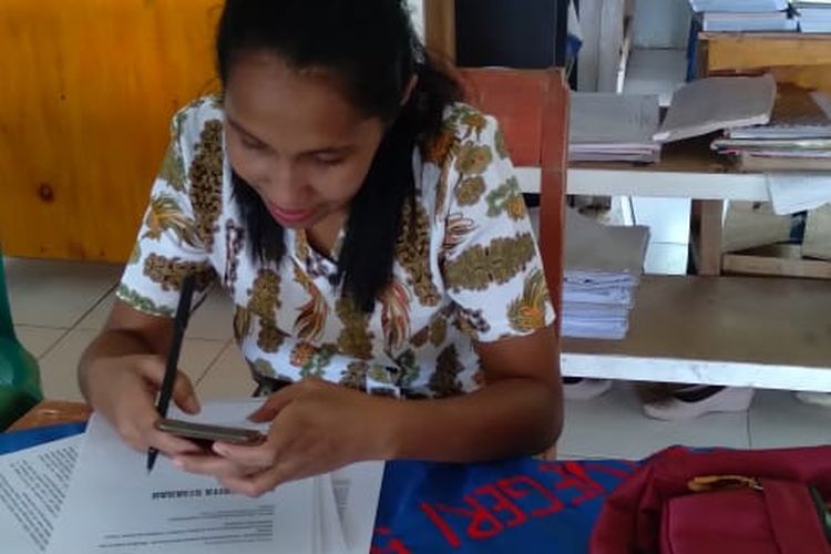 Ibu Dian, Guru di wilayah 3T di pedalaman Nusa Tenggara Timur sedang akses internet dengan handphone android di ruangan guru di SMAN 5 Lamba Leda, Desa Golo Munga Barat, Kecamatan Lamba Leda Utara, Kab. Manggarai Timur, Jumat, (3/12/2021). (KOMPAS.com/Dok Pribadi Ibu Dian)