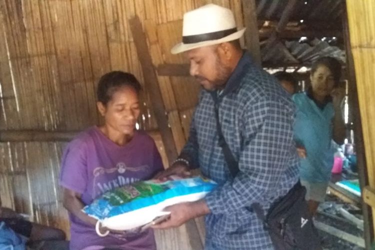 Foto : Anselmus Kortinus Da Gomez saat memberi bingkisan kepada salah satu janda miskin di Desa Watu Diran, Kecamatan Waigete, Kabupaten Sikka, Flores, NTT, Senin (16/9/2019).