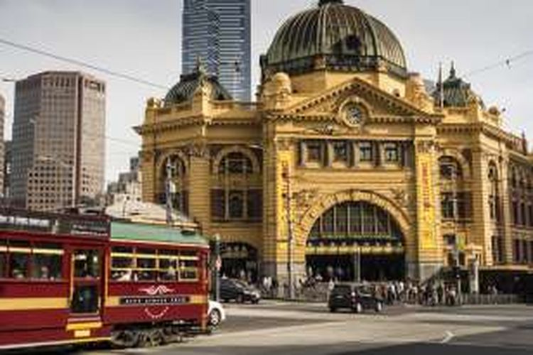 Album foto liburan Anda belum lengkap bila belum berpose dengan tram yang jadi ikon transportasi di Kota Melbourne.