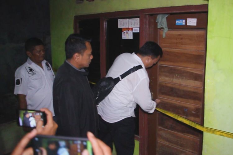 Kapolres Cirebon AKBP Suhermanto, Kasat Reskrim AKP Kartono Gumelar, dan KBO Reskrim IPTU Dudu Wawan melakukan cek tempat kejadian Rabu malam, (10/1/2019). Mereka akan mendalami kasus tersebut. 