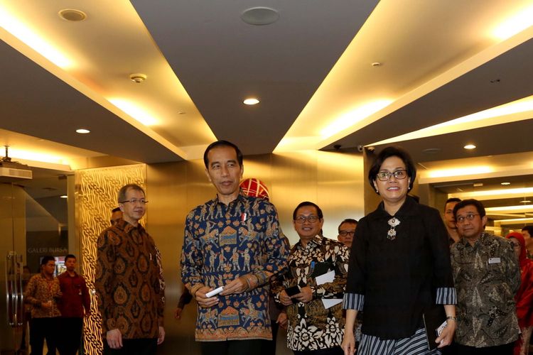 Presiden Joko Widodo bersama Menteri Keuangan Sri Mulyani saat meninggalkan ruangan Bursa Efek Indonesia (BEI), Jakarta, Selasa (4/7/2017). Kedatangan Presiden Joko Widodo dalam rangka kunjungan kerja dan dialog ekonomi dengan para pelaku pasar modal.