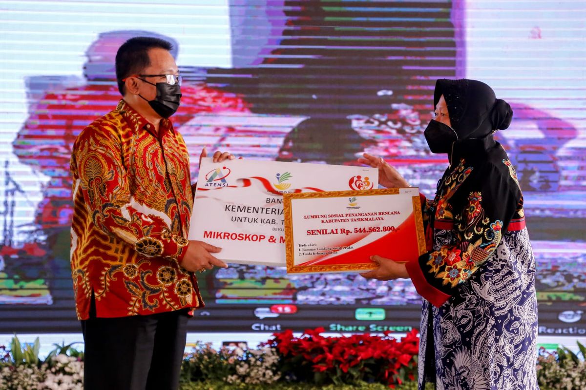 Menteri Sosial RI Tri Rismaharini saat memperingati Hari Lanjut Usia tingkat Nasional di RSUD SMC, Singaparna, Kabupaten Tasikmalaya, Jawa Barat, Minggu (29/5/2022).